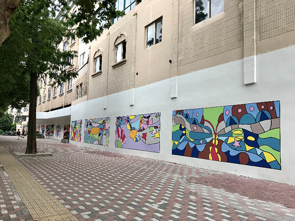 孩子們的畫作打造出一條絢麗的墻繪藝術(shù)風(fēng)景線